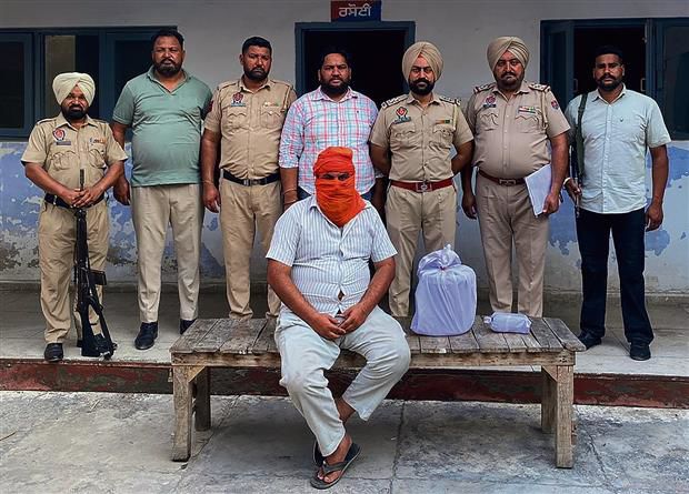 Amritsar: Drug peddler held with  3 kg heroin, Rs 1.5 lakh cash