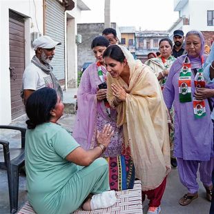 In sultry weather, netas’ wives out to woo voters for Jalandhar bypoll
