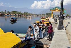 Kashmir sees a surge in tourists from Punjab this summer