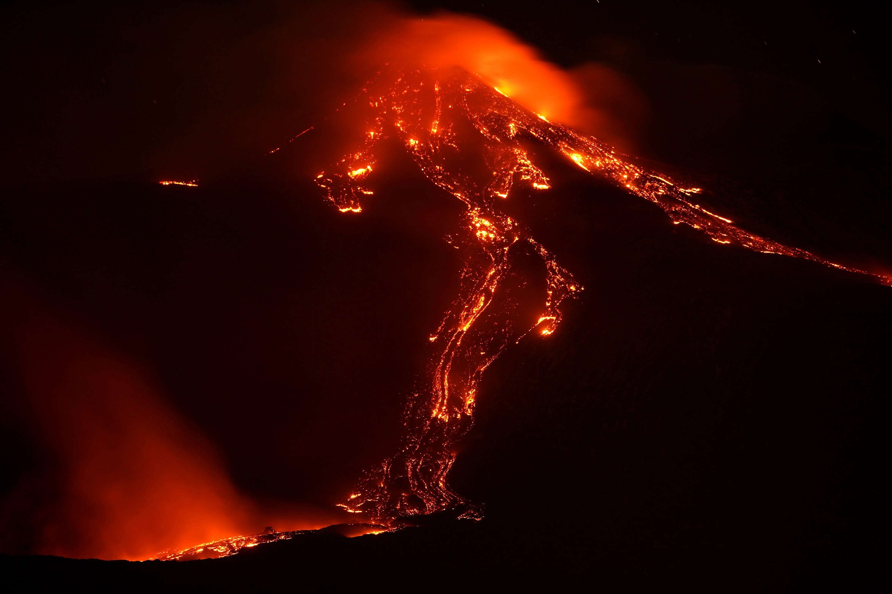 Действующий ли вулкан этна. Этна Сицилия извержение. Вулкан Этна в Италии. Извержение вулкана Этна 2021. Сицилия вулкан Этна.
